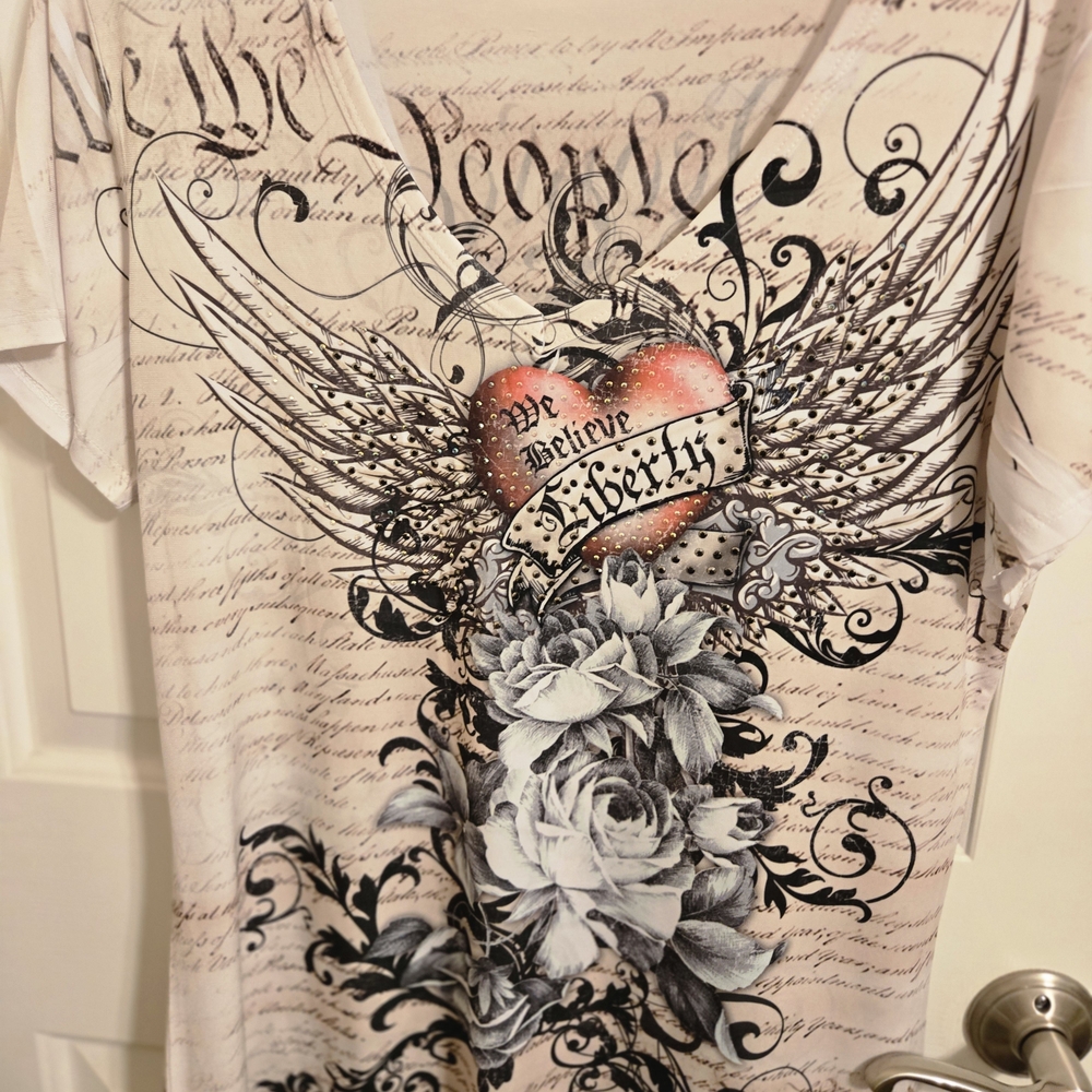 Graphic Short Sleeve Tee with Heart and Floral Design